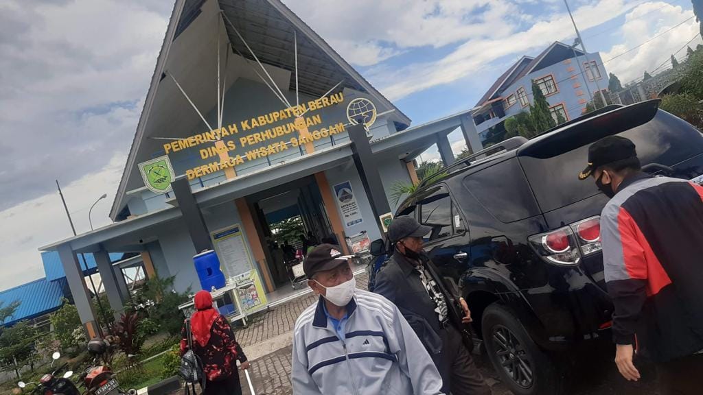 \"Dermaga Dermaga Wisata Derawan Sanggam Berau