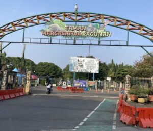 Pintu Masuk Kebun Binatang Ragunan