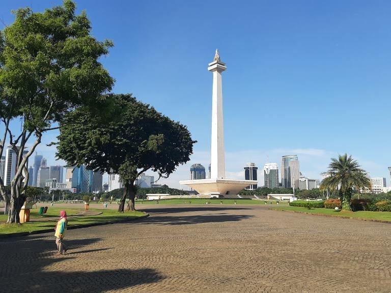 Ke Monas Naik KRL