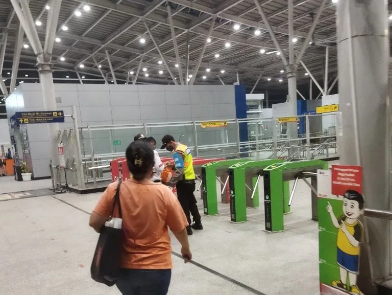 Tap Kartu KRL di Stasiun Cikarang
