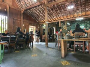 Kondisi Ruangan Warung Kopi Klotok (Dok. Foto Darsono Tan)