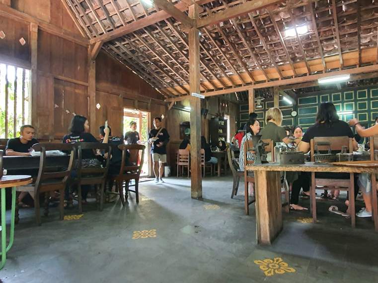 Kondisi Ruangan Warung Kopi Klotok (Dok. Foto Darsono Tan)