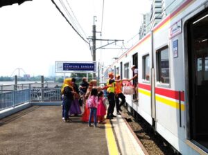 Ke Ancol Naik Kereta di Stasiun Kampung Bandan (Dok Foto Bambang Eko Listrianto)