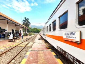 Kereta Lokal Rangkas Merak
