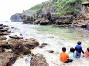 Berenang di Pantai Klotok Wonogiri