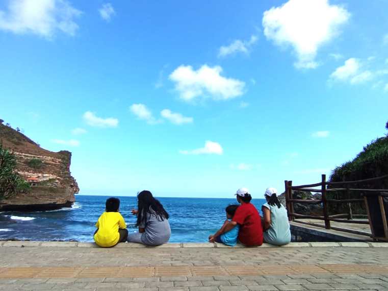 Bersantai di pantai Klotok Wonogiri saat siang hari
