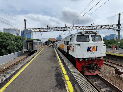 Kereta Api di Stasiun Gambir Jakarta