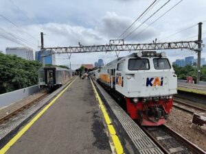 Kereta Api di Stasiun Gambir Jakarta