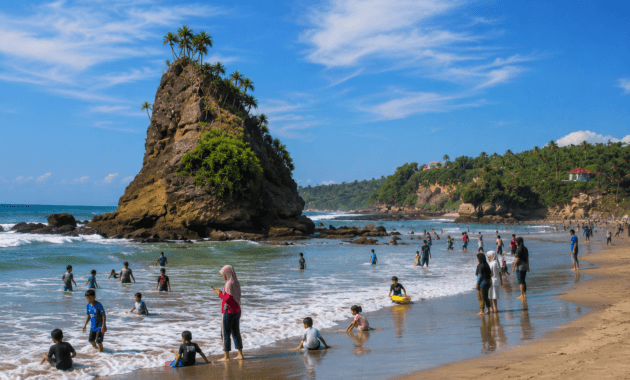 Destinasi Pantai Tanjung Layar Sawarna Lebak