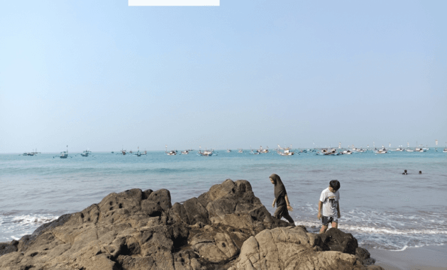 Karang Tebing Pantai Cibangban Pelabuhan Ratu