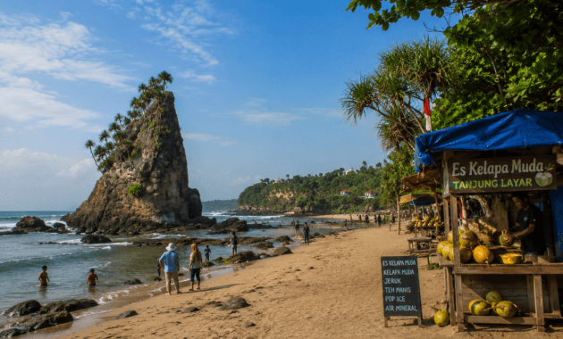 Liburan di Pantai Tanjung Layar Sawarna Lebak