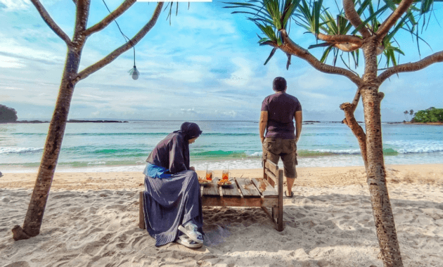 Makan santai di Pantai Legon Pari Sawarna