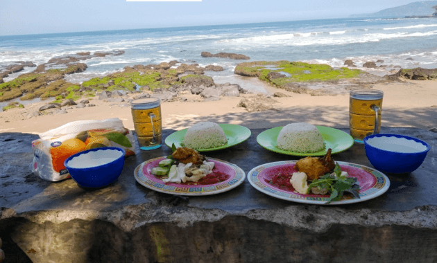 Makanan di Pantai Karang Hawu