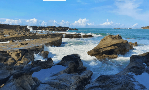 Ombak Karang di Pantai Legon Pari Sawarna