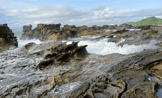 Ombak di Sela Karang Pantai Karang Taraje