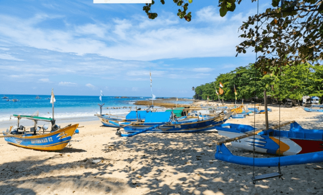 Pangkalan Perahu di Pantai Legon Pari Sawarna