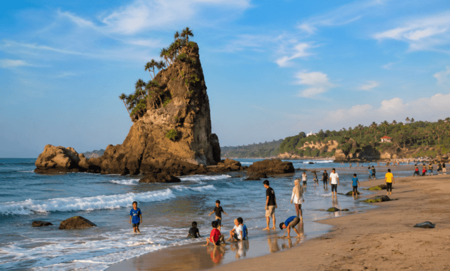 Pantai Tanjung Layar Sawarna Lebak