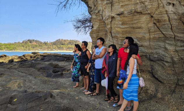 Pemandangan Batu Vertikal Pantai Karang Taraje