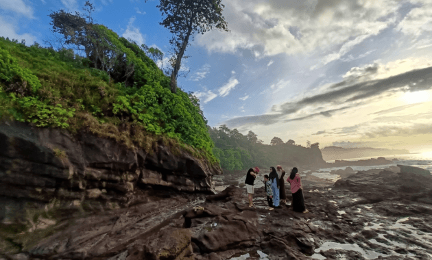 Pemandangan Pagi di Pantai Karang Taraje