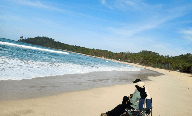 Santai di Pantai Legon Pari Sawarna