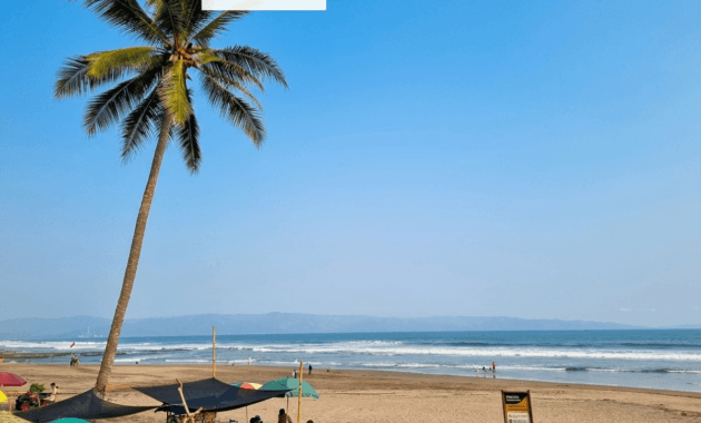 Warung Santai di pantai Karang Hawu