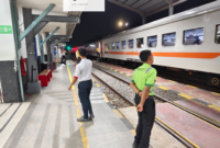 Peron Stasiun Cilegon pada malam hari Peron Stasiun Cilegon pada malam hari