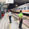Peron Stasiun Cilegon pada malam hari
