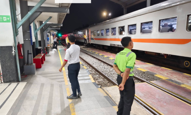 Peron Stasiun Cilegon pada malam hari