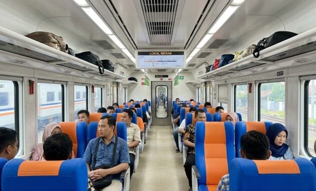 Kereta Lokal Merak di Stasiun Krenceng