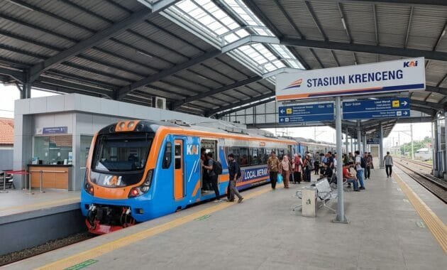 Kereta Lokal Merak di Stasiun Krenceng