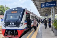 Kereta Lokal Merak di Stasiun Krenceng